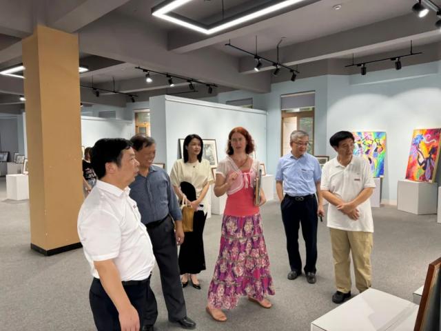 扬帆海丝｜我校中乌教师携手为新生打造美术作品展