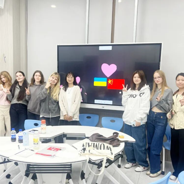 汉语诵经典 青春共交融｜中乌学子相聚泉信跨文化课堂