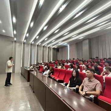 筑梦启航 笃信力行——乌克兰艺术学院2025级新生学习经验分享会引领大学新征程