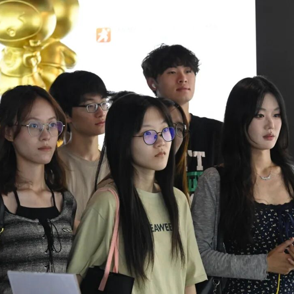 走进企业，洞见未来--乌克兰艺术学院开展2023级学生企业认知实习活动